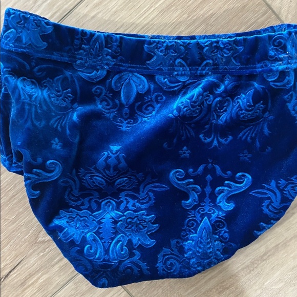 Blue Velvet Long Sleeve Crop Top and Shorts Set - Picture 7 of 8